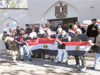 مصريون يرفعون الأعلام المصرية بعد الإدلاء بأصواتهم في المغرب