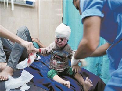 طفل فلسطينى يتلقى العلاج