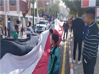 الأطفال يحملون علم مصر بشوارع المنيا 