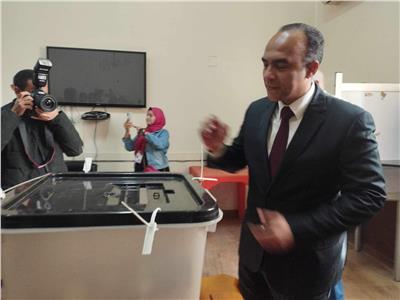نائب محافظ المنيا يدلي بصوته ويتابع سير العملية الانتخابية بالمنيا 