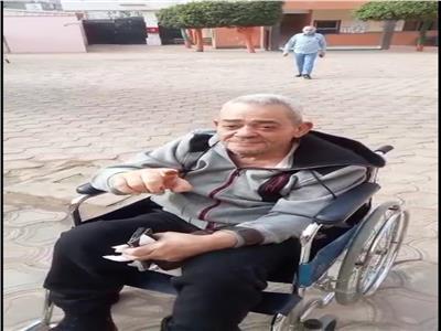 «مسن» على كرسي متحرك يحرص على الإدلاء بصوته في الانتخابات الرئاسية 