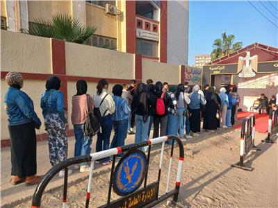 اقبال كثيف من المواطنين أمام لجنه فاطمة الزهراء بمصر الجديدة للادلاء باصواتهم في الانتخابات الرئاسية