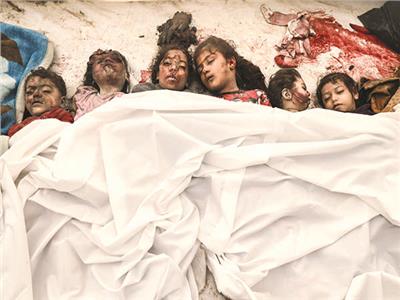  جثامين أطفال شهداء العدوان الإسرائيلى على الأرض بالمستشفى
