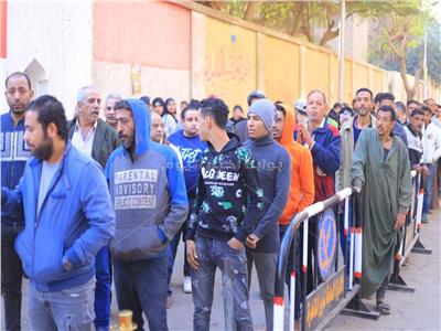 اقبال كثيف من المواطنين بلجنة مدرسة محمد فريد بشبرا للتصويت في الانتخابات الرئاسية