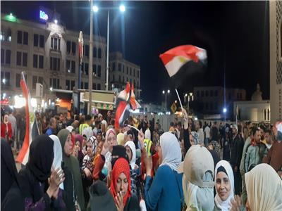 بالمزمار والطبلة .. مئات المصريين يدلون بأصواتهم في محطة مصر قبل غلق التصويت