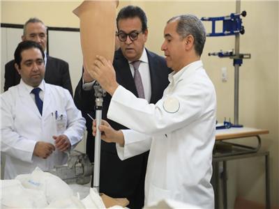 الدكتور خالد عبدالغفار خلال تفقده مصنع إنتاج الأطراف الصناعية بإمبابة