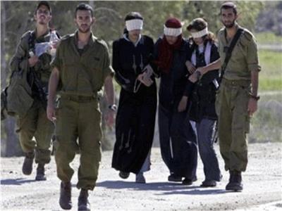 الاحتلال الإسرائيلي يقبض على النساء لإجبار الرجال على تسليم أنفسهم