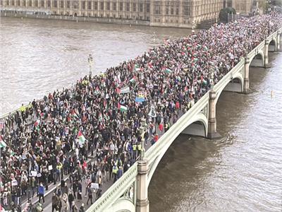 عشرات الالاف على جسر لندن لدعم فلسطين