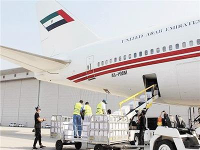 لحظة وصول المساعدات السعودية والقطرية إلى مطار العريش