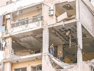 آثار دمار استهداف المبنى الذى تواجد فيه صالح العارورى، نائب رئيس المكتب السياسى لحركة «حماس»