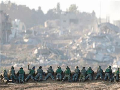 جنود الاحتلال يتموضعون على الحدود مع غزة المدمرة