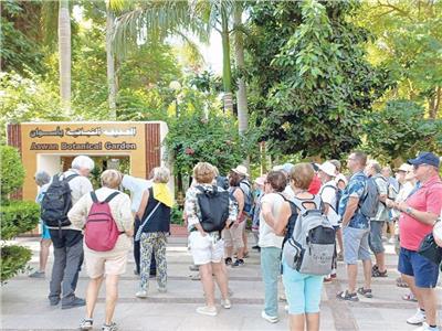 السياح يستعدون لدخول حديقة النباتات