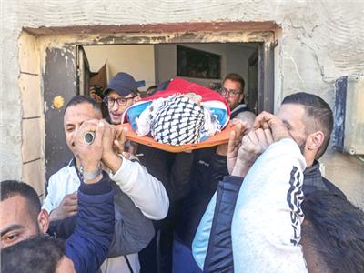 تشييع جثمان أحد الشهداء شمالى الضفة الغربية خلال غارة إسرائيلية «صورة من أ ف ب»