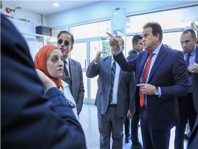 الدكتور خالد عبدالغفار وزير الصحة  خلال تفقده المستشفى 