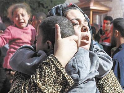 أم فلسطينية تحتضن طفلها بعد نجاته من القصف الغاشم للاحتلال على غزة