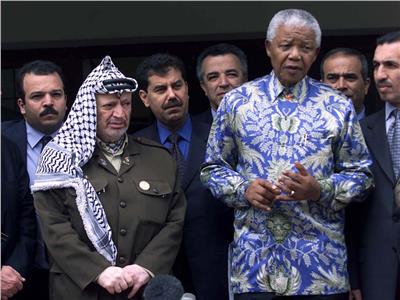 الرئيس الفلسطيني الراحل ياسر عرفات ورئيس جنوب أفريقيا نيلسون مانديلا