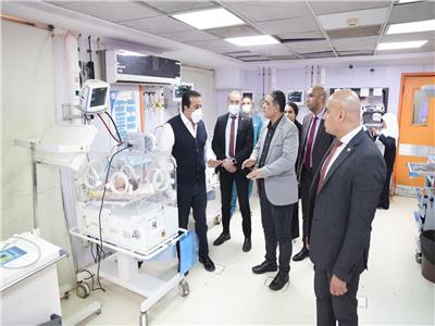 وزير الصحة خلال زيارته  لمستشفى العياط المركزي