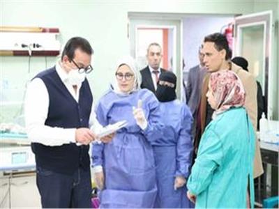 الدكتور خالد عبدالغفار خلال تفقده مستشفى التأمين الصحي ببني سويف