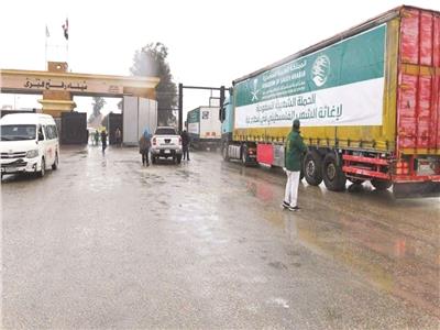 الشاحنات تحمل المساعدات في طريقها إلى قطاع غزة