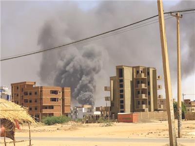 دخان كثيف يتصاعد من موقع قصف سابق استهدف إحدى مناطق الخرطوم