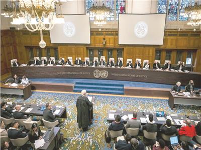 جلسة محكمة العدل ويظهر فيها رئيس هيئة الدفاع عن إسرائيل «مالكوم شو» مرتديًا باروكة القضاة