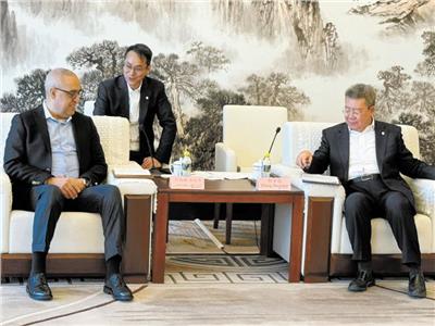 د.عاصم الجزار خلال اجتماعه مع تشنغ شيويه شيوان بالصين