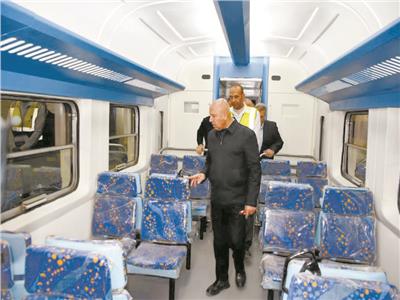 وزير النقل يتفقد عربات السكة الحديد الجديدة