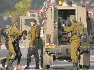 قوات الاحتلال وهى تعتقل فلسطينيًا بالضفة الغربية