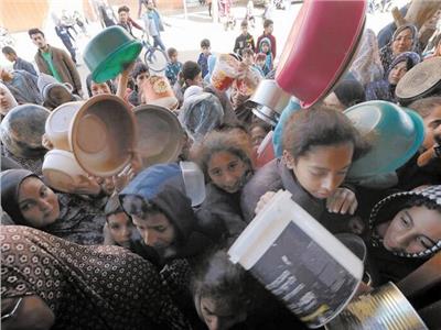 أطفال غزة يتجمعون للحصول على طعام