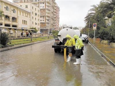 سيارات الشفط تواصل إزالة آثار الأمطار فى الإسكندرية