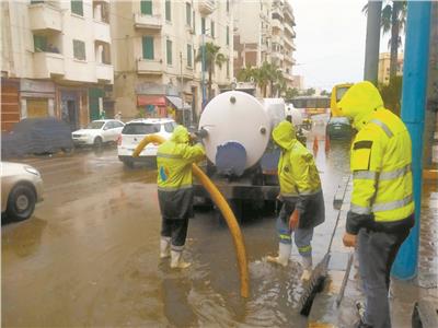 استمرار أعمال شفط المياه من الشوارع