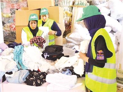 متطوعو جمعية الأورمان خلال تجهيز الملابس لغير القادرين