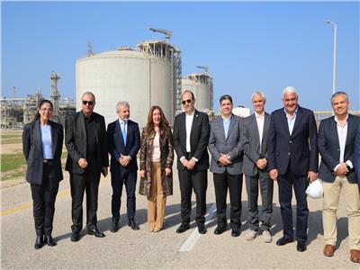 السفيرة الأمريكية تزور مصنع دمياط لإسالة الغاز الطبيعي