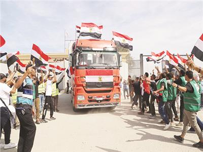 شاحنات المساعدات تدخل من الجانب المصري لمعبر رفح أمام العالم كله