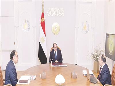 الرئيس عبد الفتاح السيسى خلال اجتماعه مع رئيس الوزراء ووزير المالية