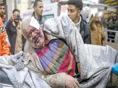 فلسطينى مصاب طردته قوات الاحتلال بعد اقتحامها مجمع ناصر