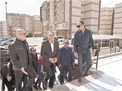 رئيس الوزراء خلال متابعته الموقف التنفيذي للوحدات السكنية بمشروع «زهرة العاصمة»