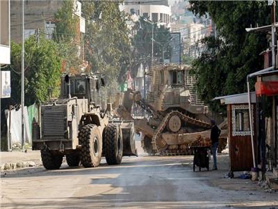 قوات الاحتلال تجرف البنية التحتية وتحاصر المنازل في طولكرم