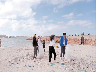 شباب مطروح  يقومون بحملة تنظيف للشواطئ 