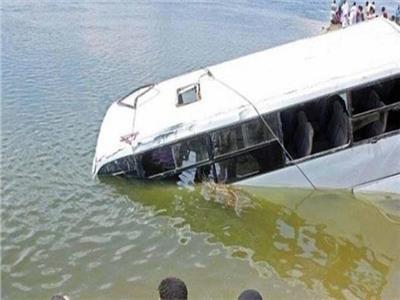 سقوط حافلة في بحيرة