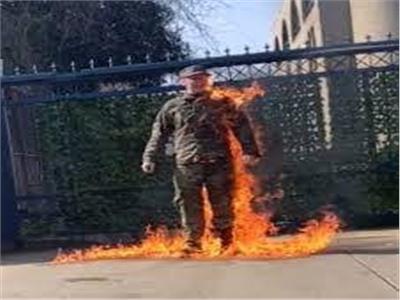 عسكري أمريكي يشعل النار في نفسه