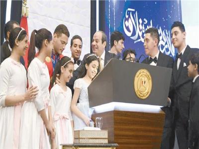 الرئيس عبدالفتاح السيسى يتوسط مجموعة من «قادرون باختلاف»