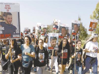 مسيرة لعائلات الرهائن الإسرائيليين