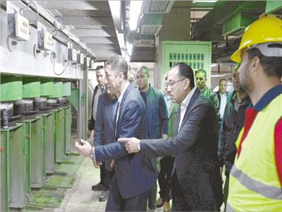 د. مصطفى مدبولى خلال زيارته لمصنع شركة «مصر للحرير الصناعى وألياف البوليستر»