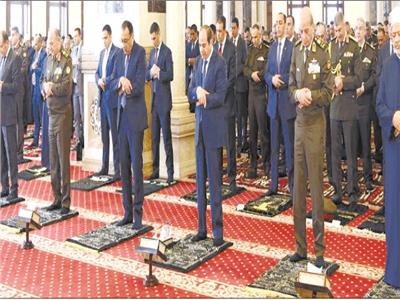 الرئيس عبد الفتاح السيسى وقادة القوات المسلحة يؤدون صلاة الجمعة بمسجد المشير