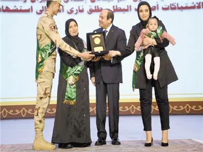 الرئيس عبدالفتاح السيسى يكرم أسرة أحد الشهداء