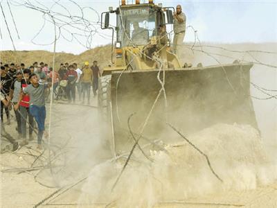 فلسطينيون يقتحمون السياج الفاصل بين غزة ومستوطنات الغلاف 
