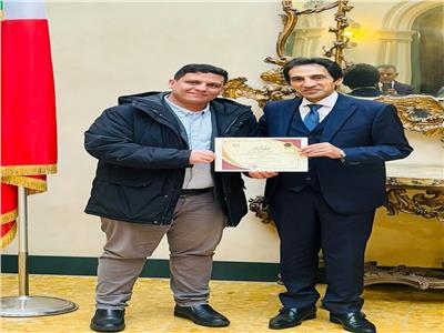 سفير مصر في إيطاليا يكرم شاب مصري لتفوقه في علوم «الميكاترونكس» 