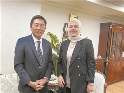 رئيسة مصلحة الضرائب مع سفير سنغافورة