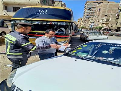 محافظ المنيا يتابع الالتزام بتطبيق تعريفة الركوب الجديدة بمواقف السيارات